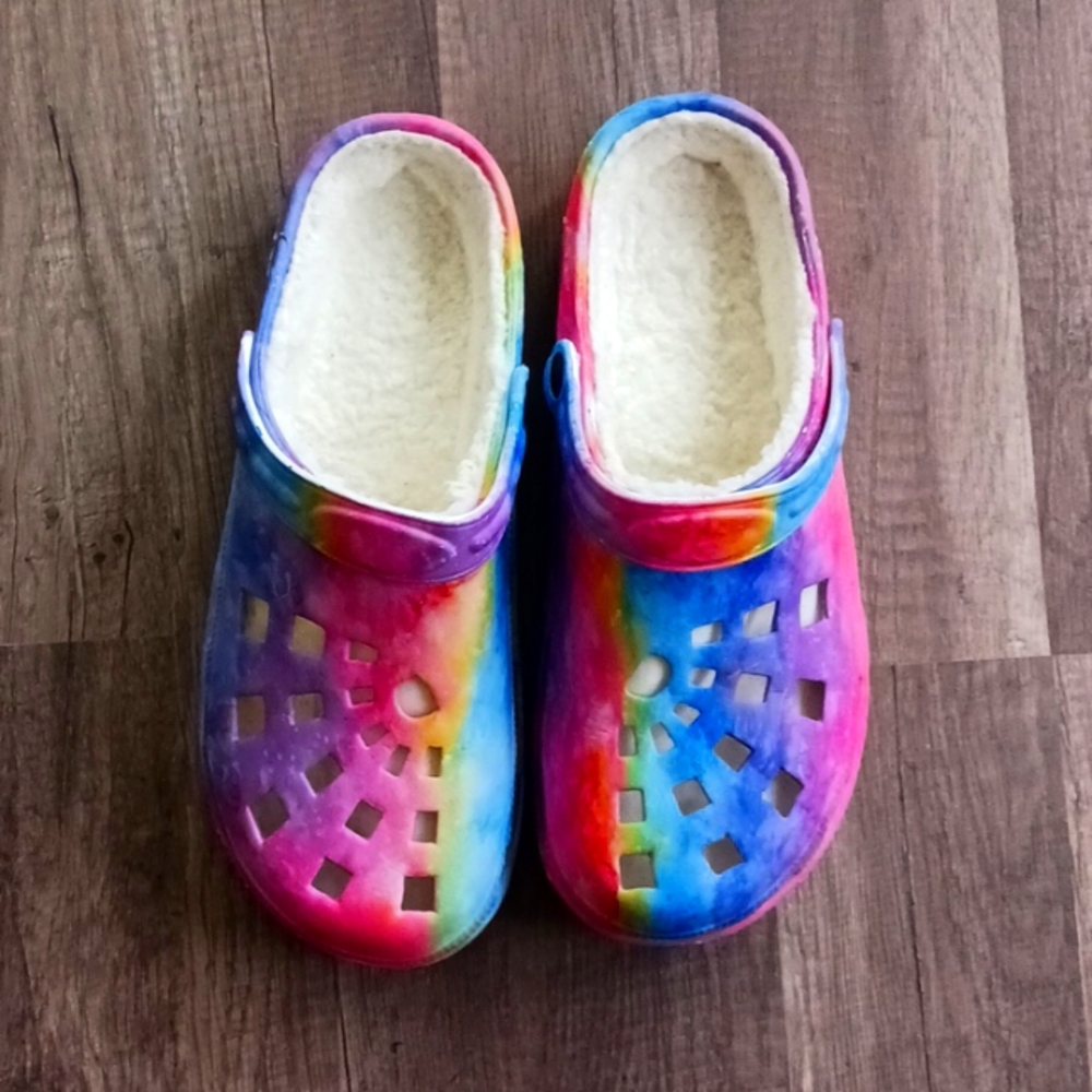 Tie dyed fleece lined slides.